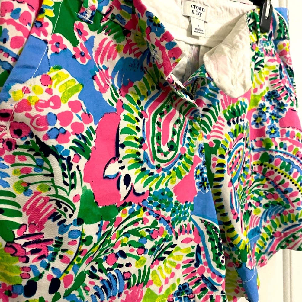 Barely worn Crown and Ivy shorts. Size 2 and in great condition.